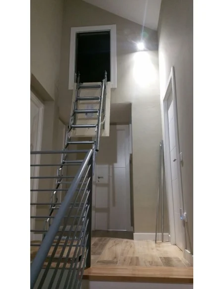 Escalera instalada de pared plegable