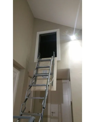 Detalle escaleras plegables de pared o altillos