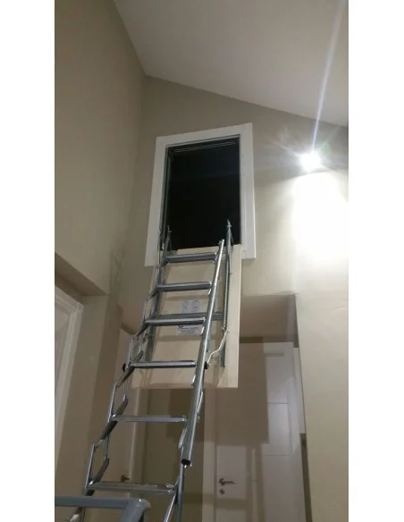 Detalle escaleras plegables de pared o altillos