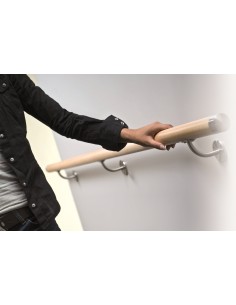 pasamanos de madera a pared
