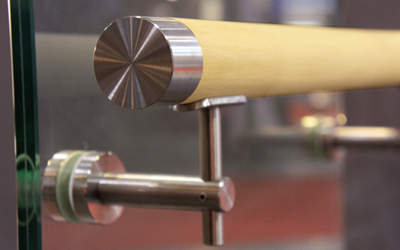 Pasamanos de madera con soporte de acero inoxidable
