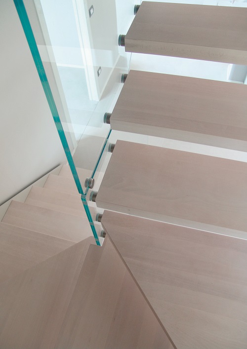 Escalera de tramos con peldaños de haya